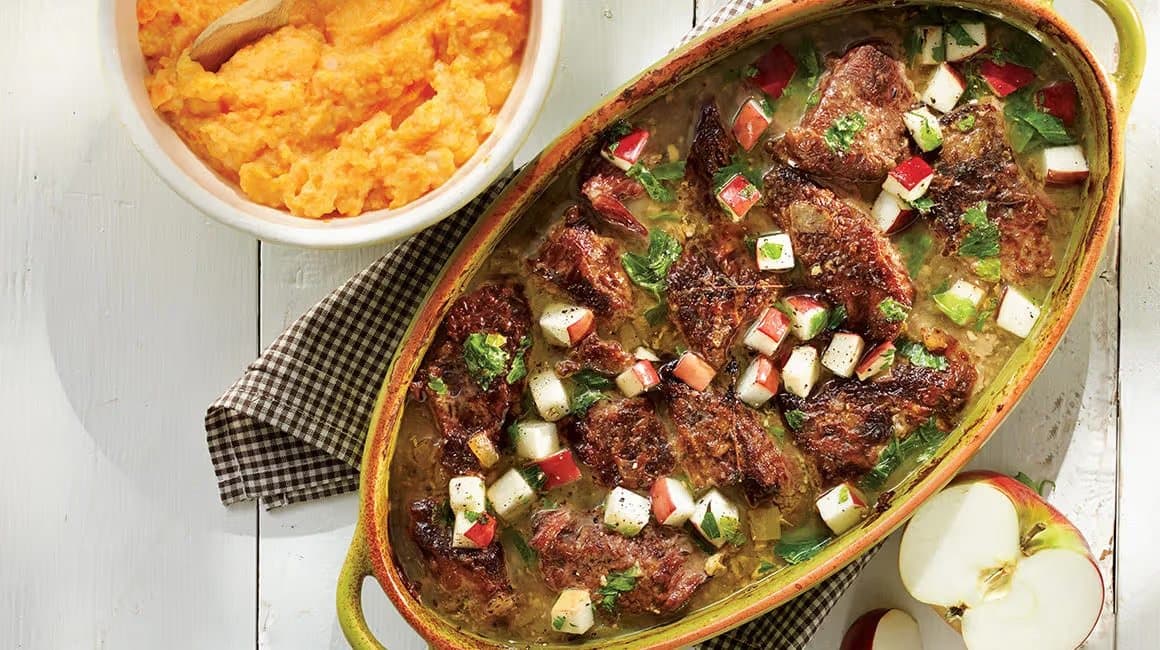 /content/dam/empire/iga/assets/articles/article-page/braised_blade_roast_with_apples.jpg