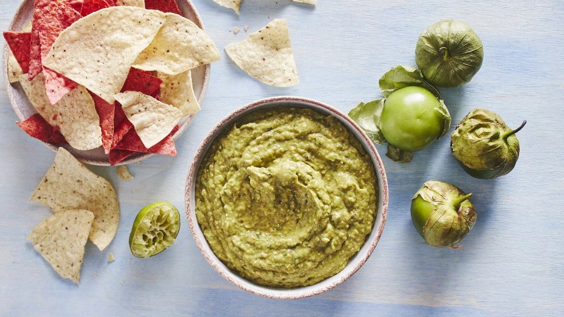 /content/dam/empire/iga/assets/articles/article-page/charred_tomatillo_guacamole.jpg