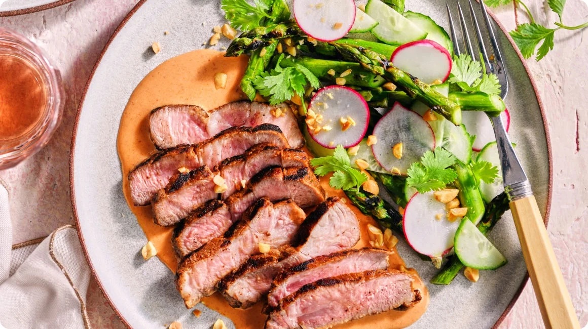 /content/dam/empire/iga/assets/images/uploads/en/new_-_s/steaks-de-capicolle-de-porc-grille-au-cari-rouge-et-aux-arachides.jpg